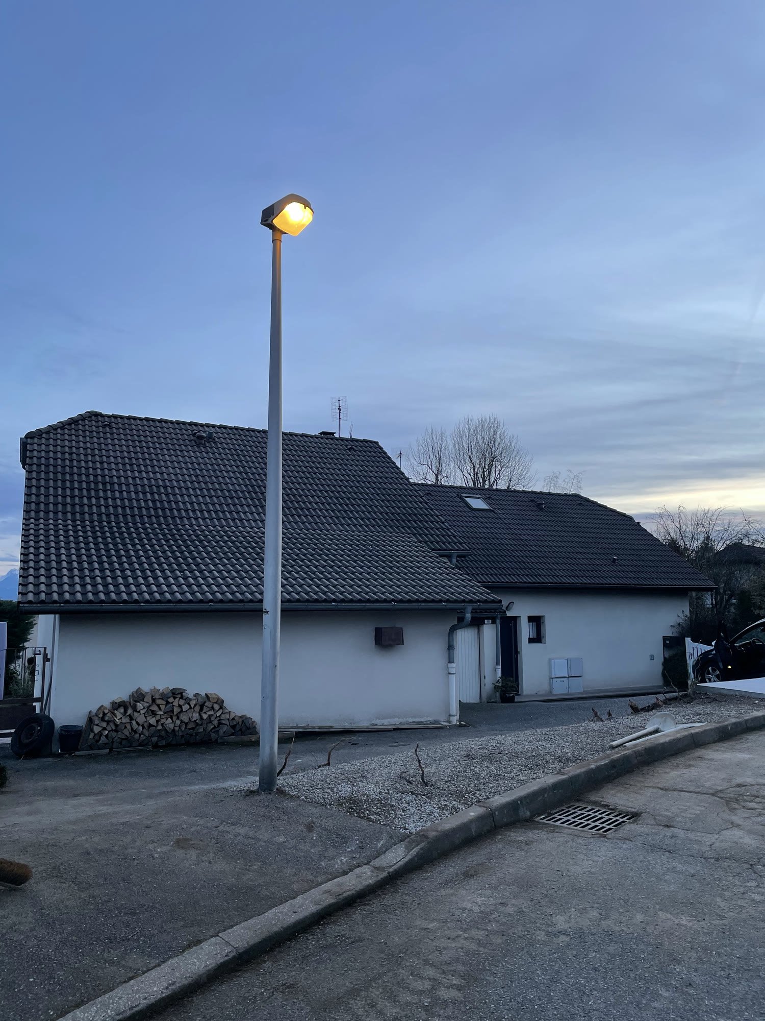 La maison dégagée après le retrait complet de la haie