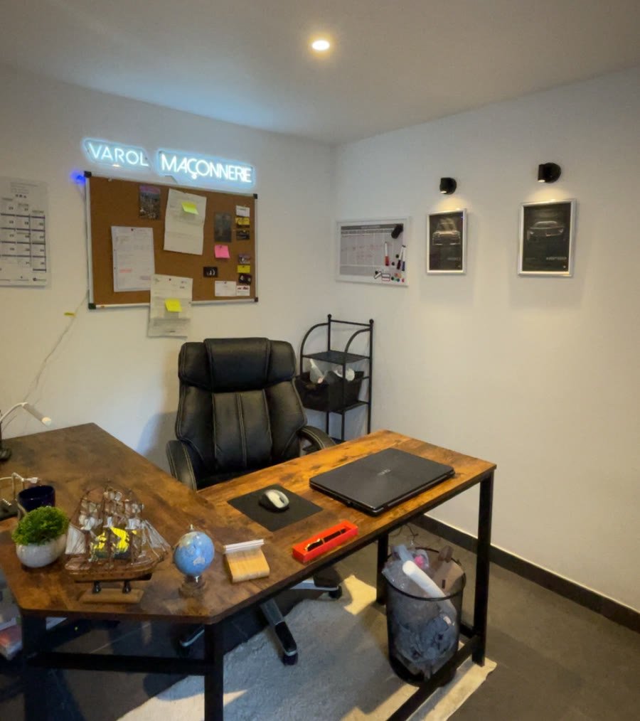 Le bureau de Varol Maçonnerie et son enseigne lumineuse