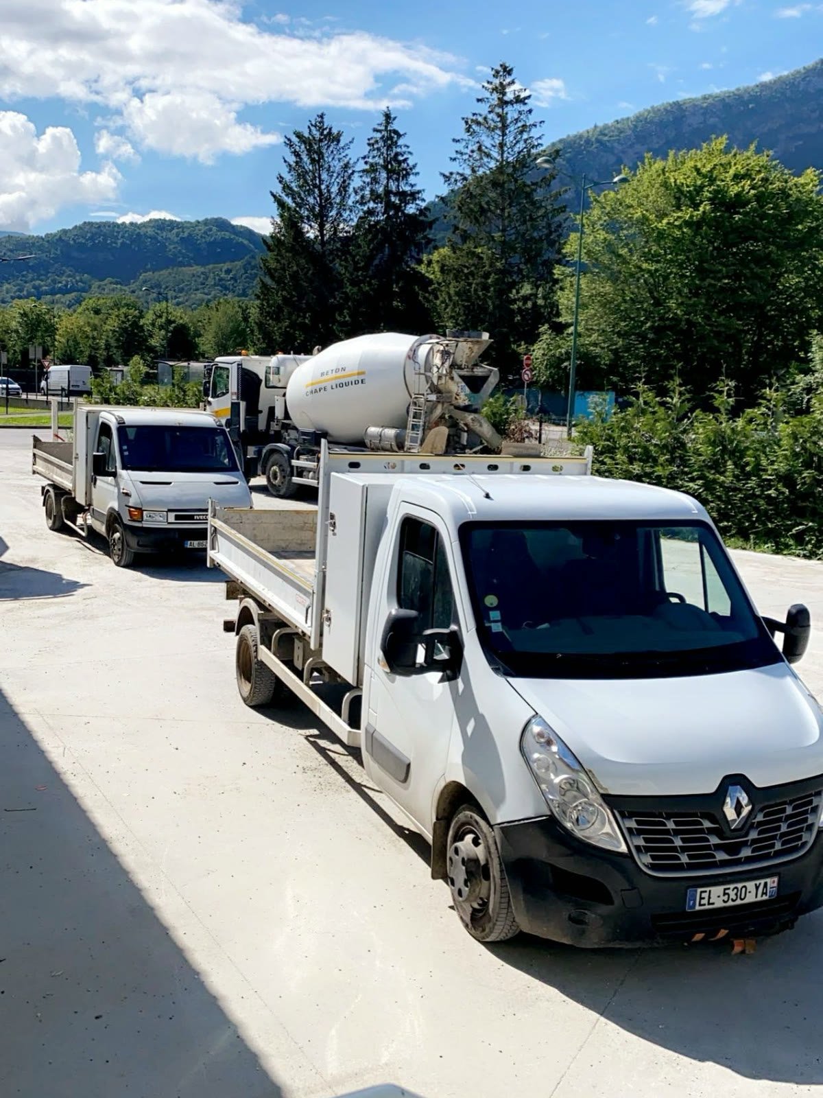 Le matériel de Varol Maçonnerie sur un chantier de Haute-Savoie, montagnes en arrière-plan