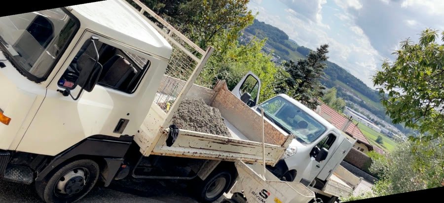 Camion benne de Varol Maçonnerie pour l'évacuation des gravats en Haute-Savoie