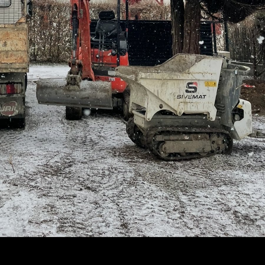 Dumper à chenilles sur un chantier enneigé