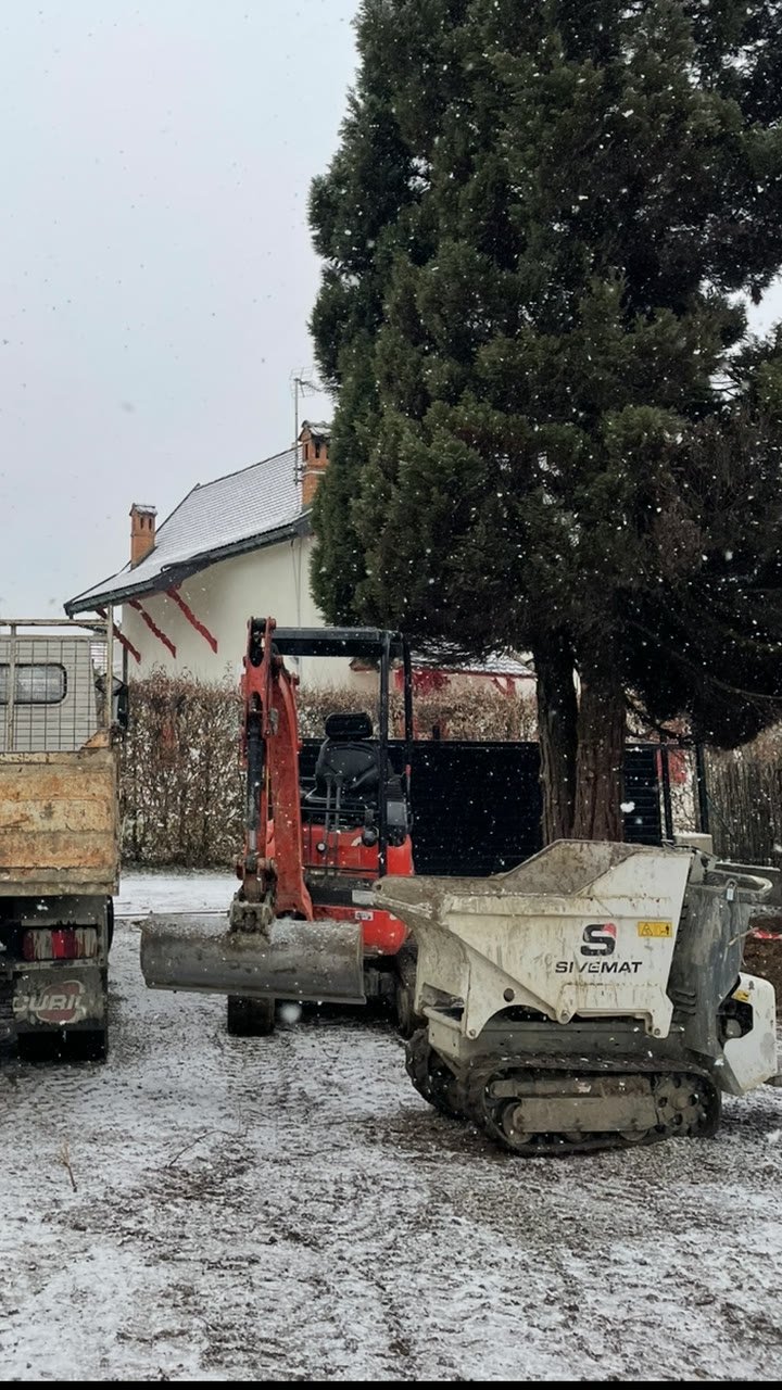Dumper à chenilles sur un chantier enneigé