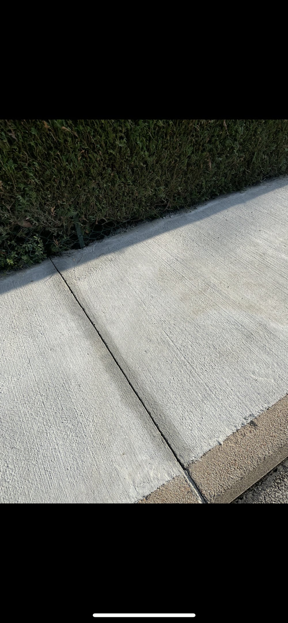 Allée en béton lissé réalisée par un maçon en Haute-Savoie