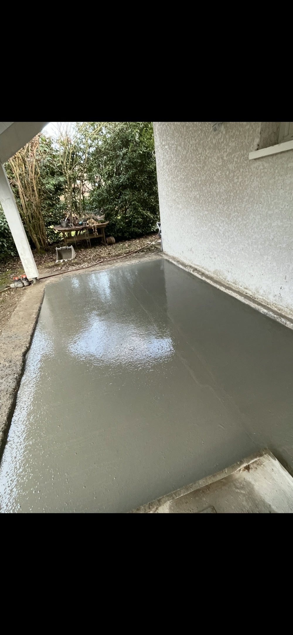 Surface en béton taloché fraîchement finie