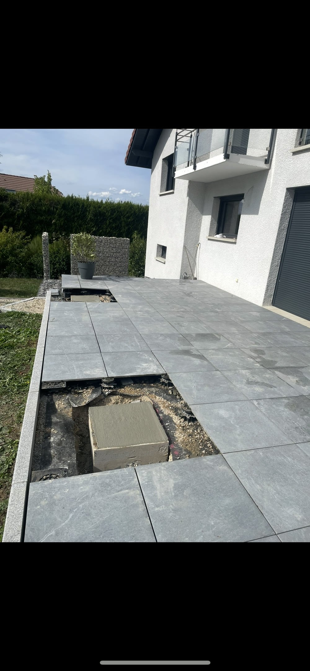 Dallage extérieur grand format posé le long d'une maison