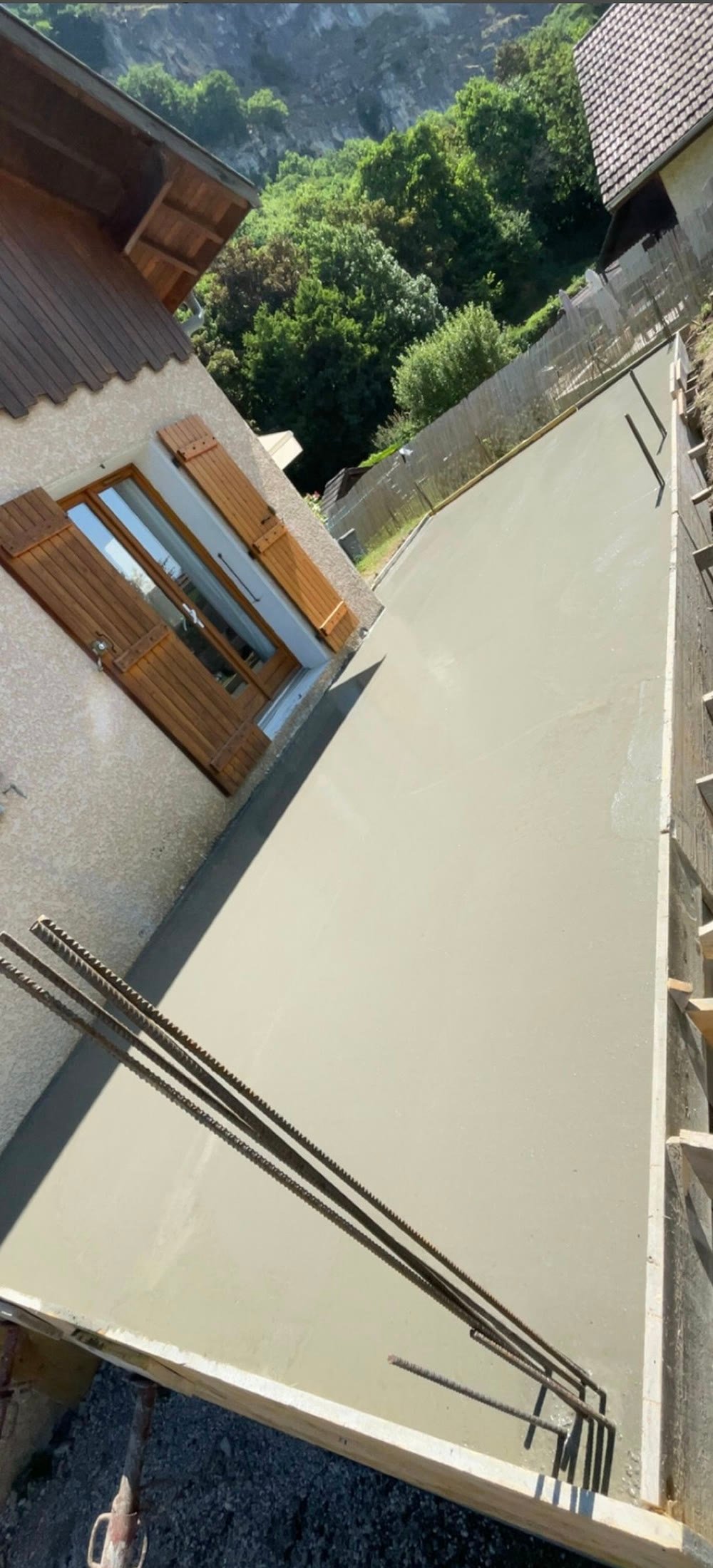 Grande dalle béton coulée au pied d'un chalet de Haute-Savoie