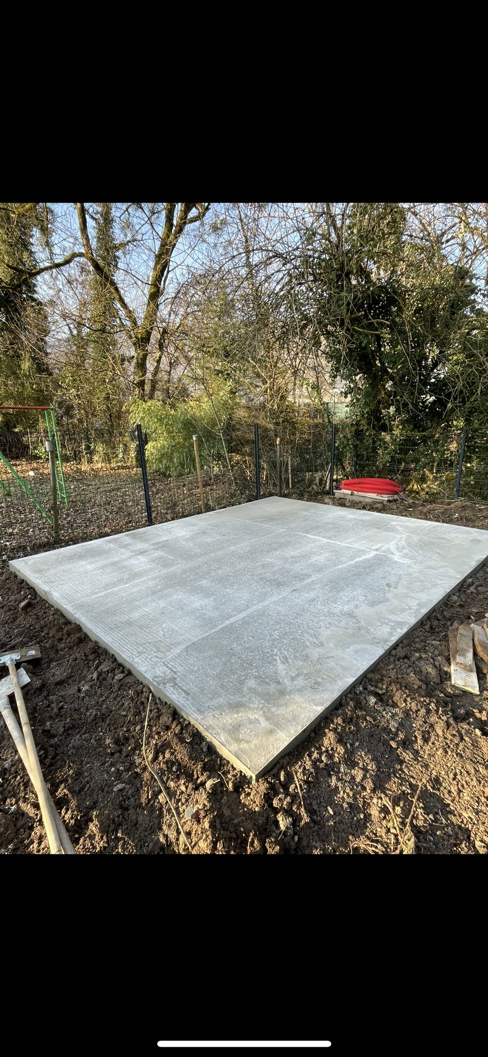 Dalle béton coulée dans un jardin par Varol Maçonnerie en Haute-Savoie