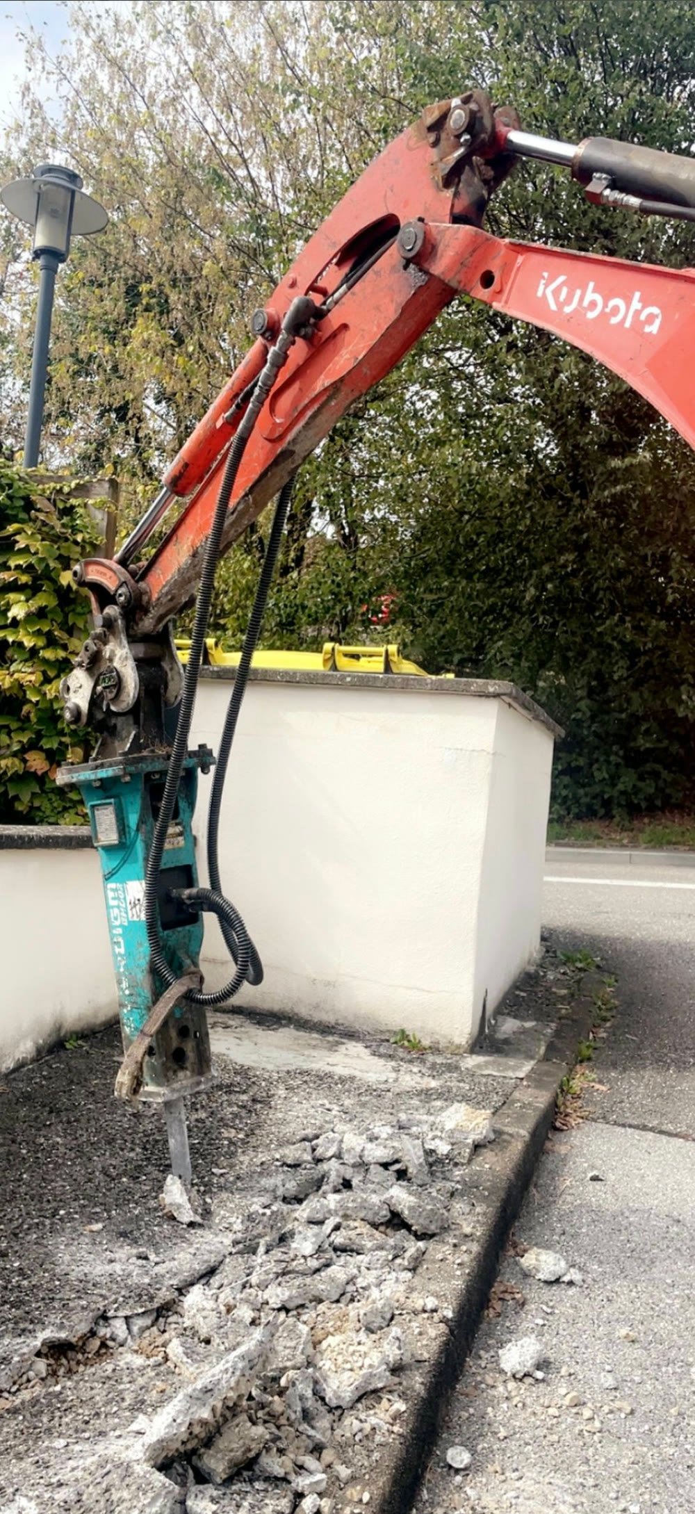Démolition d'un muret au brise-roche hydraulique par Varol Maçonnerie