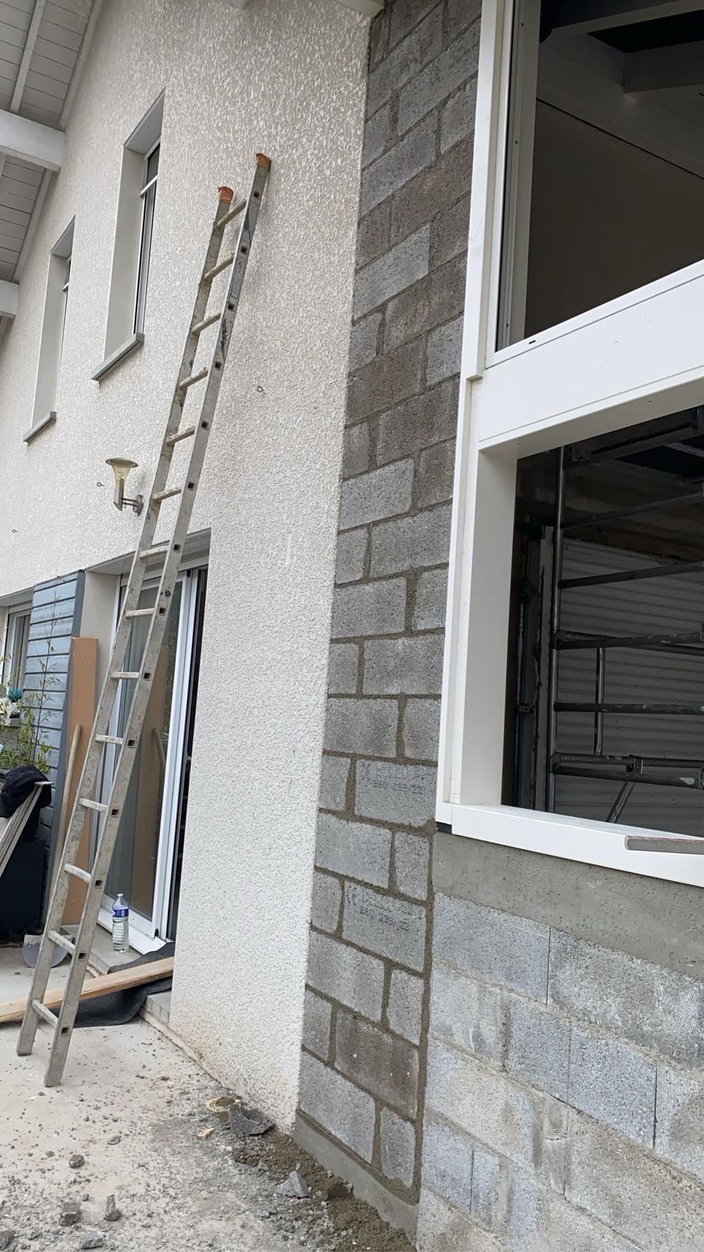 Élévation d'un mur en agglos avec réservations pour les ouvertures sur un chantier d'extension