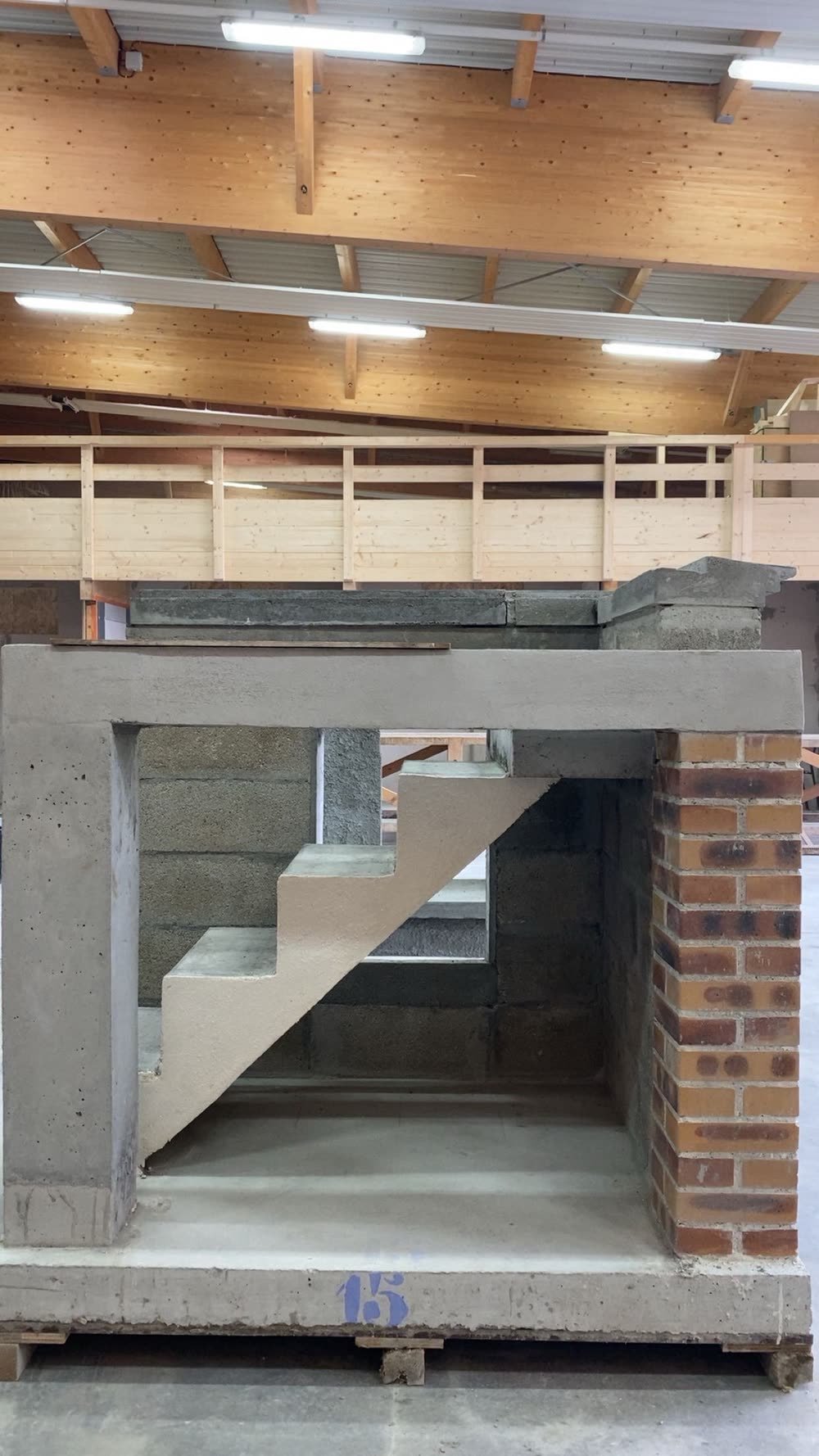 Escalier béton et sa structure maçonnée réalisés en atelier avant pose