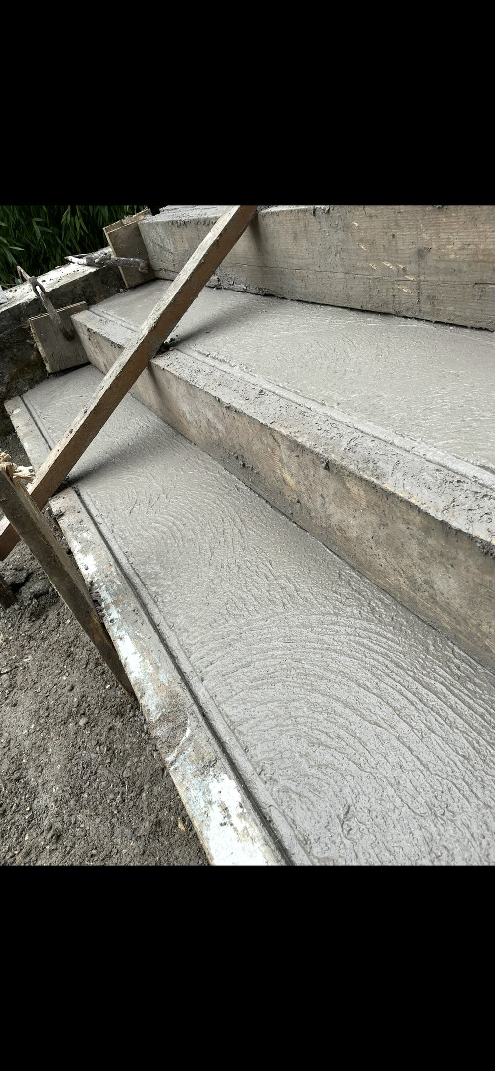 Escalier béton extérieur fraîchement coulé