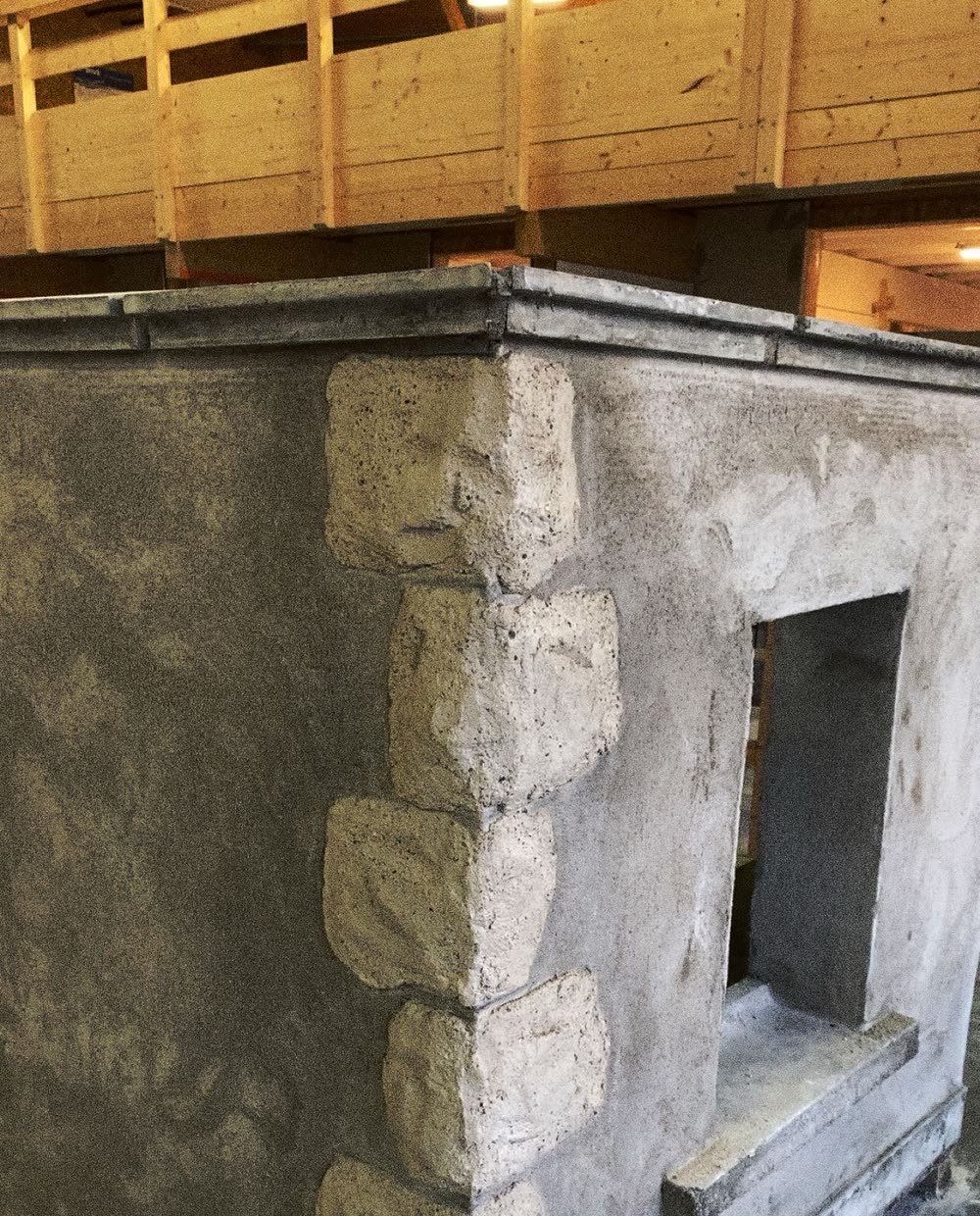 Mur enduit avec chaînage d'angle en pierres apparentes réalisé par Varol Maçonnerie