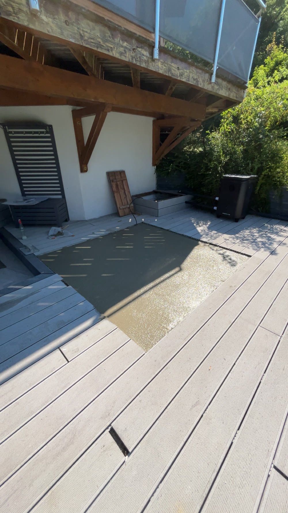 Terrasse en bois et abords préparés autour d'une piscine