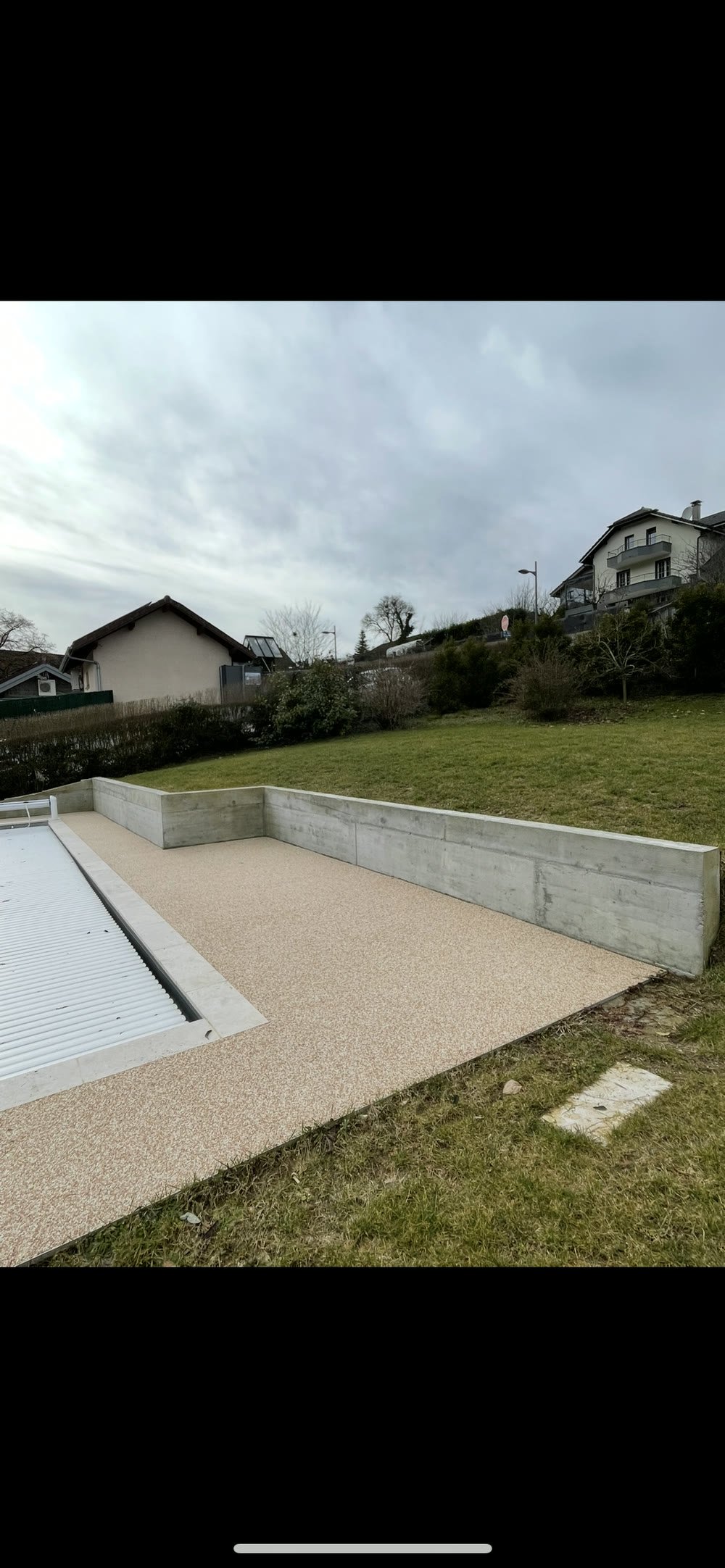 Terrassement de piscine avec plage béton et mur de soutènement en Haute-Savoie