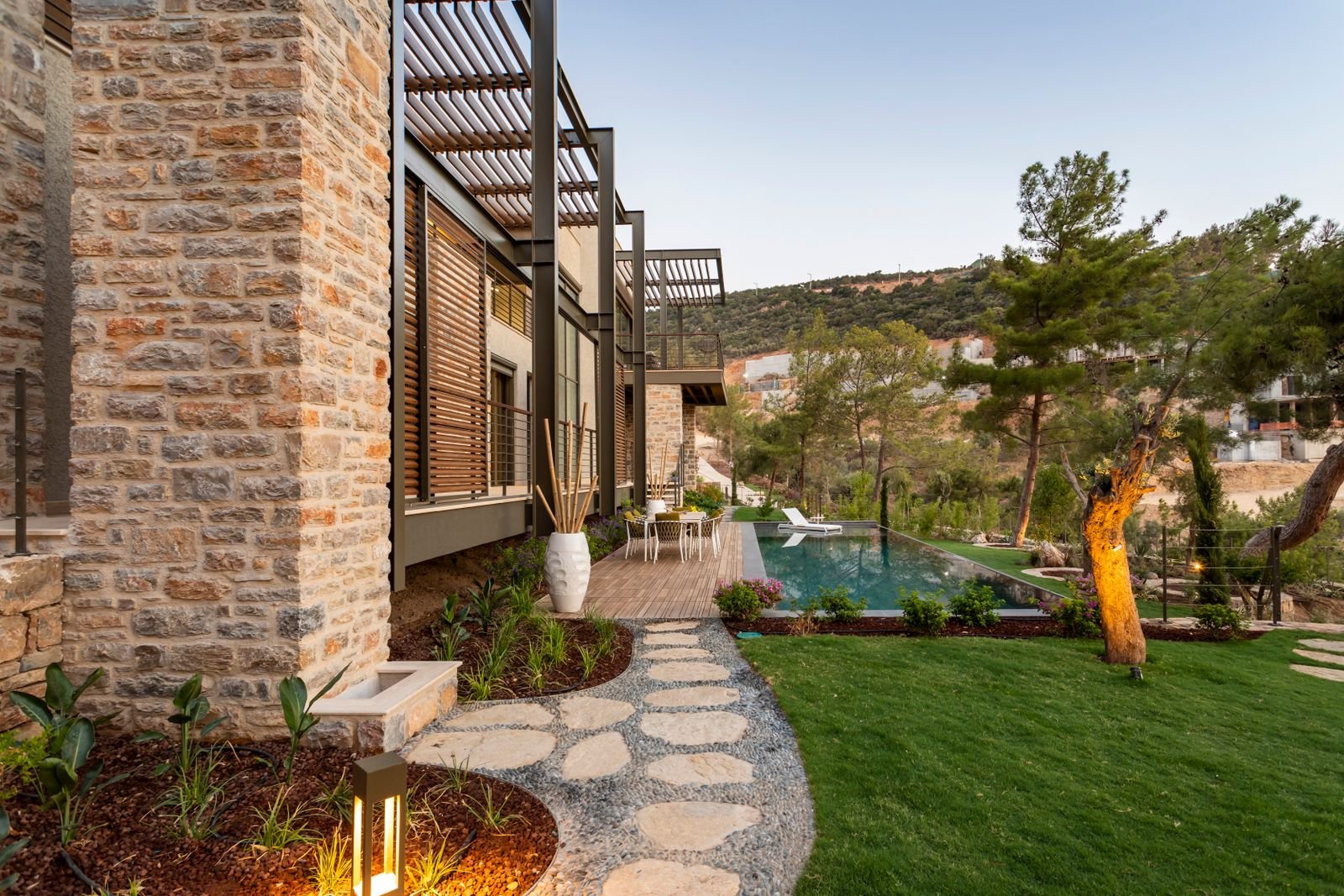 Terrasse et allée en dallage devant une maison