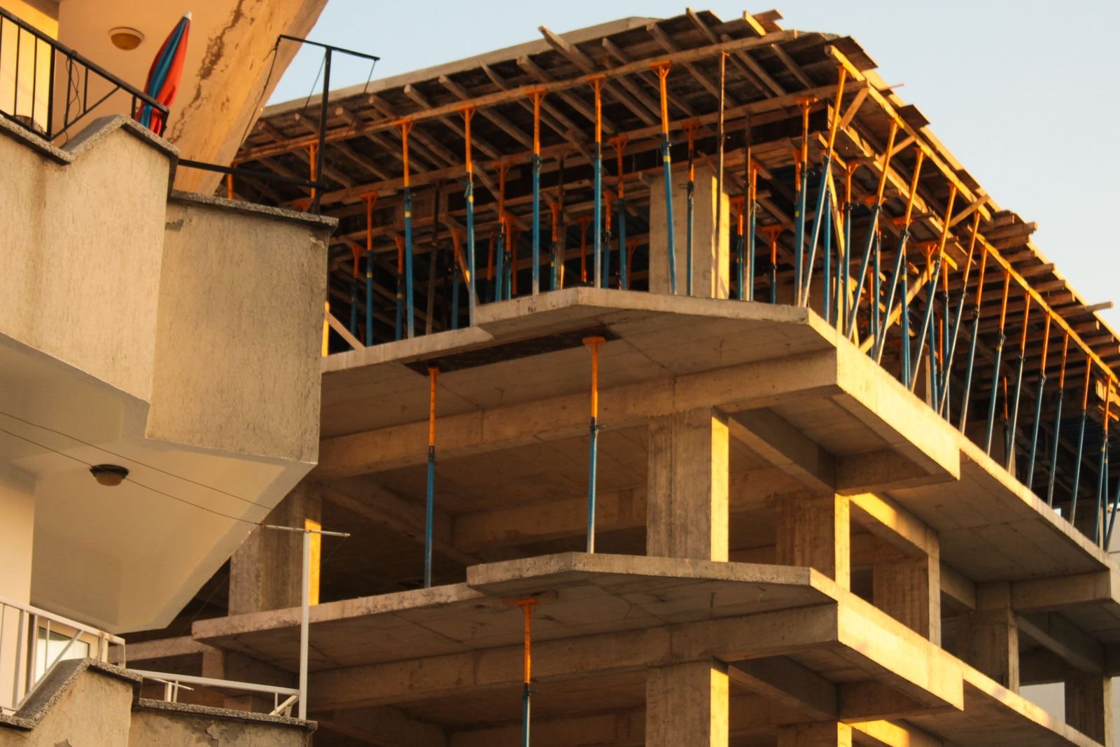 Structure béton en construction : dalles, murs et coffrages
